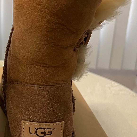 Ugg Bailey Button Boots. Size 7 Chestnut - Picture 7 of 11